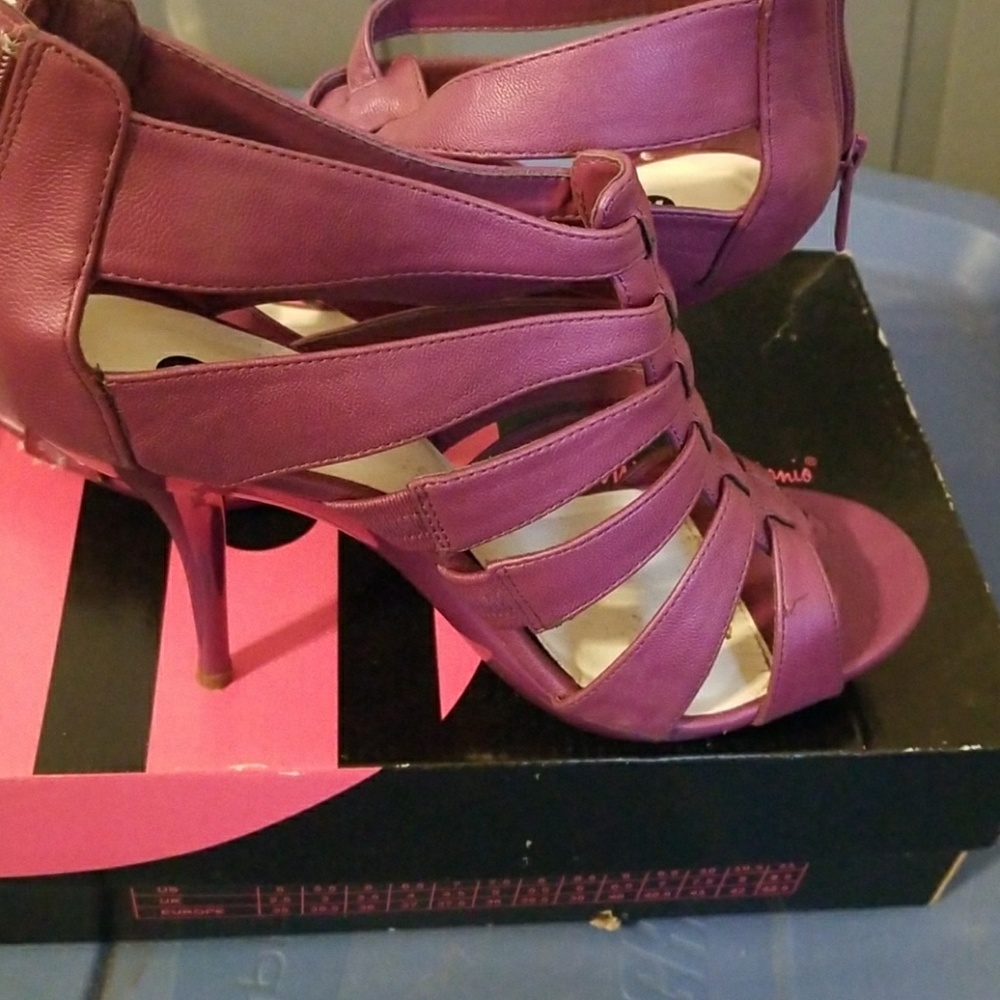 Shoes - Picture 2 of 4